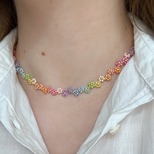 Collier floral arc-en-ciel | Motif floral en zigzag | collier perlé | collier de marguerite | collier fille | bijoux floraux