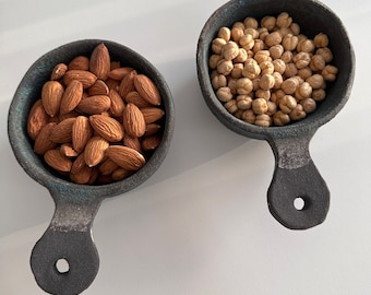 Vintage effect bowl with handle.The price is valid for two.