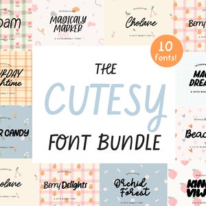 Puede incluir: Una colección de 10 fuentes lindas y redondas, cada una con un diseño y un nombre únicos. Las fuentes se muestran sobre un fondo de varios patrones, incluyendo cuadros, flores y corazones. El texto "The Cutesy Font Bundle" se muestra en una fuente grande y en negrita.