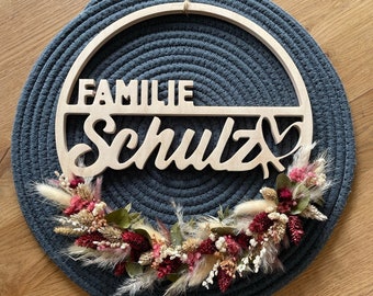 Geschenk für die Familie Familienschild aus Holz Geschenk Personalisierter Türkranz aus Holz mit Trockenblumen Ring mit Familienname