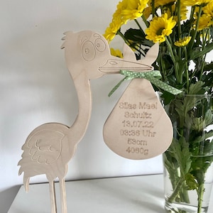 Geschenk zur Geburt Storch aus Holz personalisiert mit eingravierten Geburtsdaten