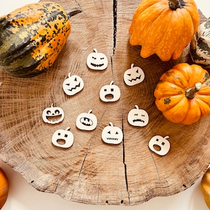 Halloween table decoration made of wood scatter decoration