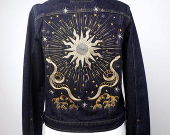 Chaqueta vaquera bordada con motivos celestiales / Signos del zodiaco con sol y serpiente Chaqueta Levi's de lujo para bodas