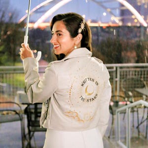 Escrito nas Estrelas - Jaqueta curta de couro sintético bordada para noiva | Bordado celestial | Marfim ou preto | Jaqueta com estampa de céu estrelado