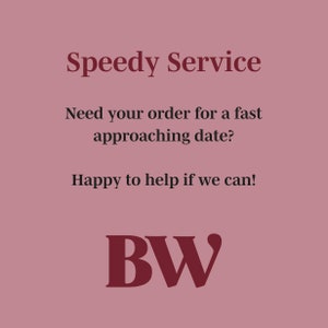 Op de afbeelding: Een roze achtergrond met de tekst "Speedy Service" in maroon. De tekst "Need your order for a fast approaching date?" en "Happy to help if we can!" zijn ook in maroon. De letters "BW" zijn in een groot maroon lettertype.