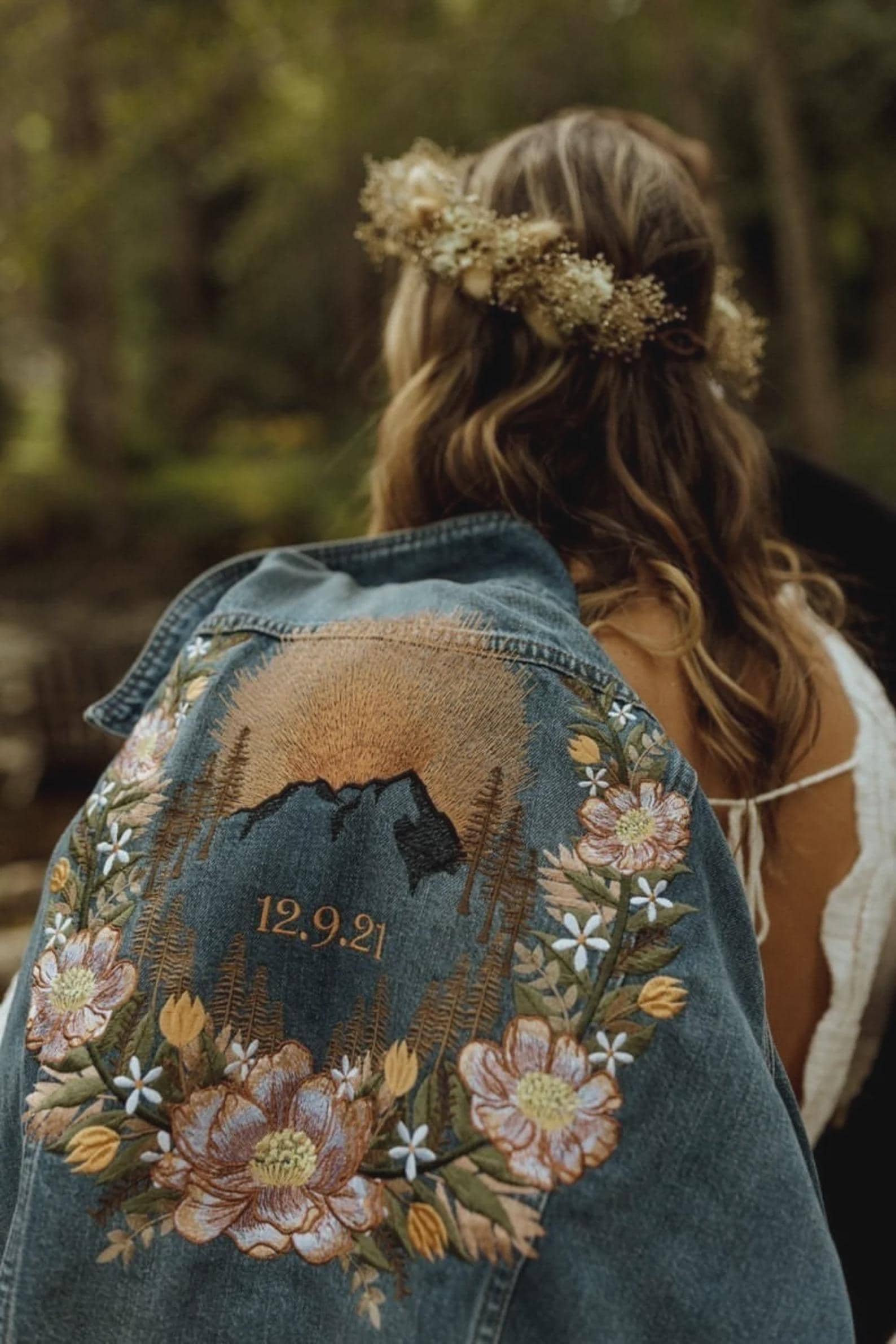 Giacca di jeans ricamata floreale personalizzata / Giacca di jeans da sposa personalizzata / Nome e data / Sposa boho floreale celeste