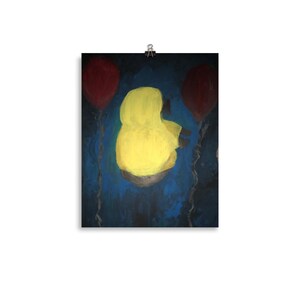 Könnte beinhalten: Ein Kunstdruck mit einer gelben Figur mit Kapuze zwischen zwei roten Luftballons auf dunklem blauem Hintergrund. Das Gemälde hat eine strukturierte Erscheinung durch sichtbare Pinselstriche, was ihm einen malerischen Stil verleiht.