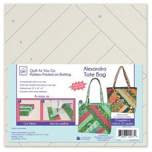 Może przedstawiać: Wzór do szycia patchworku Quilt As You Go nadrukowany na watolinie do torby Alexandra. Wzór zawiera precyzyjnie wycięte materiały i instrukcje szycia torby w 32 krokach. Torba jest pokazana w dwóch różnych wzorach tkanin, jeden z zielono-różowymi paskami, a drugi z kolorowym patchworkiem.