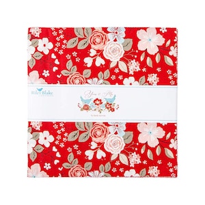 Puede incluir: Un cuadrado de tela rojo con un patrón floral en tonos de rosa, blanco y marrón. La tela tiene el texto "You & Me" en una pancarta blanca con dos pájaros azules.