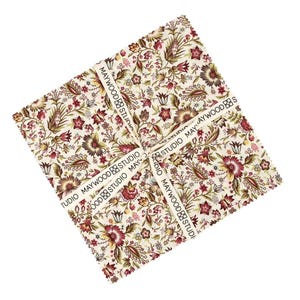 Puede incluir: Un paquete cuadrado de tela con un estampado floral en burdeos, verde y crema. Está atado con una cinta crema impresa con "MAYWOOD STUDIO". Ideal para acolchado o manualidades.
