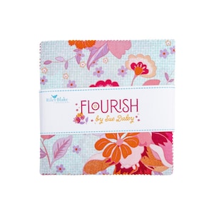 Puede incluir: Un conjunto de cuadrados de tela con un estampado floral en tonos rosa, naranja y morado sobre un fondo azul claro. La tela está envuelta con una banda blanca que dice "FLOURISH by Sue Daley."