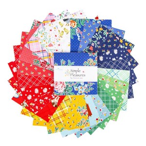 Puede incluir: Una colecci&oacute;n de cuadrados de tela Simple Pleasures dispuestos en un patr&oacute;n circular. Los cuadrados presentan varios dise&ntilde;os florales, a cuadros y de lunares en rojo, azul, amarillo y verde. El centro muestra una etiqueta con el texto "Simple Pleasures".