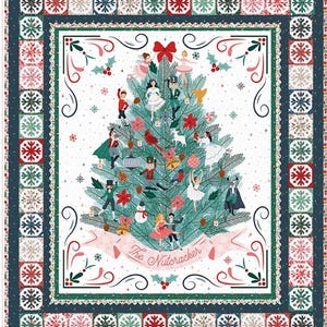 Puede incluir: Un panel de tela con temática navideña que presenta un árbol de Navidad decorado con personajes del ballet El Cascanueces. El árbol está adornado con adornos, bailarines y una pancarta que dice "The Nutcracker". El panel tiene un borde azul oscuro con patrones de copos de nieve y florales.
