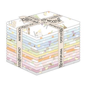 Pode incluir: Uma pilha de quadrados de tecido em cores pastel, amarrada com uma fita que diz "MAYWOOD STUDIO". O tecido apresenta ilustrações caprichosas de animais e objetos. A pilha está bem organizada, sugerindo um projeto de colcha ou artesanato.