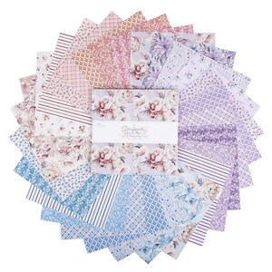 Könnte beinhalten: Eine Sammlung von Stoffquadraten mit floralen Mustern in Rosa-, Lila- und Blautönen, kreisförmig angeordnet. In der Mitte befindet sich ein Stapel von Quadraten mit floralem Design und Text. Die Stoffe weisen verschiedene Muster auf, darunter Streifen, Karos und Blumendrucke.