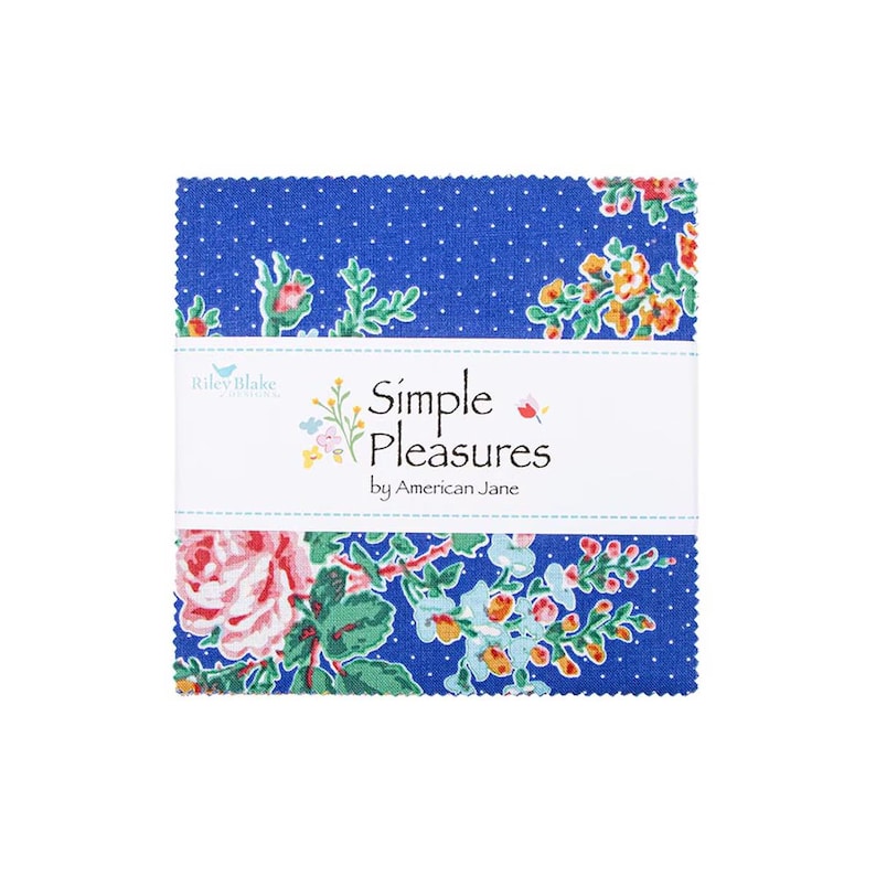 Puede incluir: Un paquete de cuadrados de tela azules con un estampado de lunares blancos y dise&ntilde;os florales. La tela est&aacute; etiquetada como "Simple Pleasures by American Jane" y "Riley Blake". Los dise&ntilde;os florales incluyen rosa, naranja y verde.