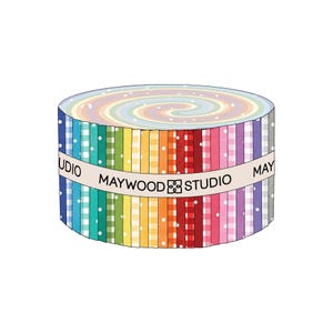 Può includere: Un rotolo di tessuto colorato con un motivo a spirale arcobaleno sulla parte superiore. Il rotolo è avvolto con una fascia bianca con la scritta "MAYWOOD STUDIO". Le strisce di tessuto sono in vari colori, tra cui blu, verde, giallo, arancione, rosso, rosa e viola.