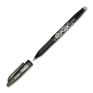Könnte beinhalten: Ein schwarzer Pilot FriXion Clicker Gel-Stift mit silberner Einfassung und einem schwarz-weißen Wirbelmuster. Der Stift hat eine einziehbare Spitze und einen transparenten Radiergummi oben.