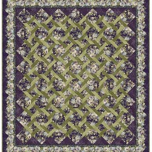 Puede incluir: Un edred&oacute;n cuadrado con un dise&ntilde;o de enrejado floral. El edred&oacute;n presenta un borde morado oscuro con un patr&oacute;n floral. El cuerpo principal del edred&oacute;n tiene un patr&oacute;n de enrejado verde con medallones florales.