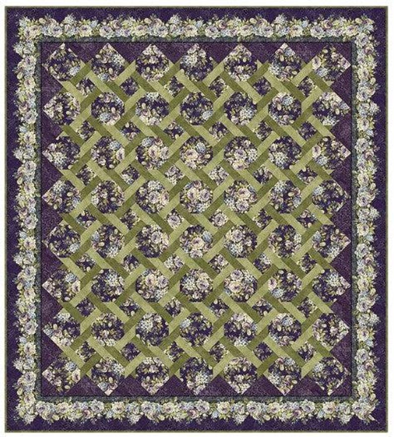 Puede incluir: Un edred&oacute;n cuadrado con un dise&ntilde;o de enrejado floral. El edred&oacute;n presenta un borde morado oscuro con un patr&oacute;n floral. El cuerpo principal del edred&oacute;n tiene un patr&oacute;n de enrejado verde con medallones florales.
