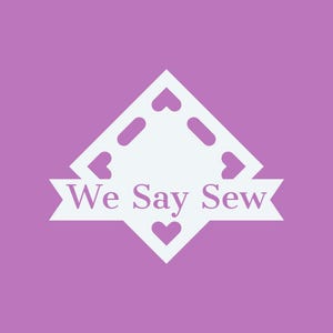 Puede incluir: Logotipo blanco sobre fondo lavanda. El logotipo presenta una forma de diamante con recortes de coraz&oacute;n y el texto "We Say Sew" en una pancarta debajo. El dise&ntilde;o es simple y limpio, adecuado para un negocio de costura.