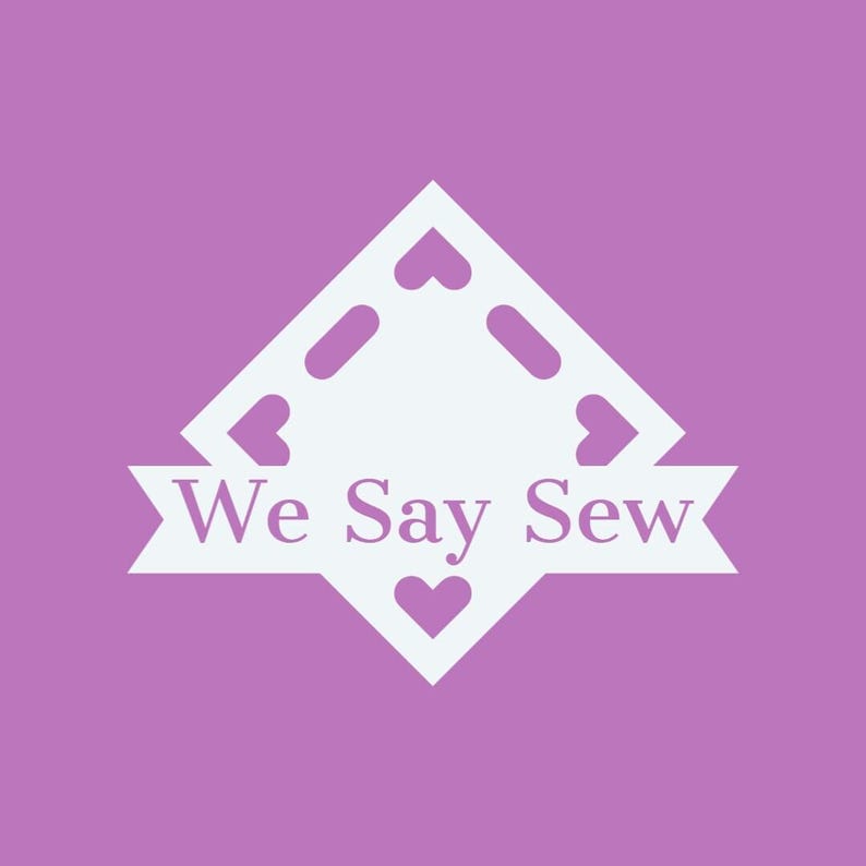 Puede incluir: Logotipo blanco sobre fondo lavanda. El logotipo presenta una forma de diamante con recortes de coraz&oacute;n y el texto "We Say Sew" en una pancarta debajo. El dise&ntilde;o es simple y limpio, adecuado para un negocio de costura.