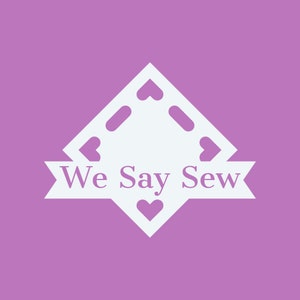 Puede incluir: Logotipo blanco con una forma de coraz&oacute;n estilizada y el texto "We Say Sew" sobre un fondo rosa.