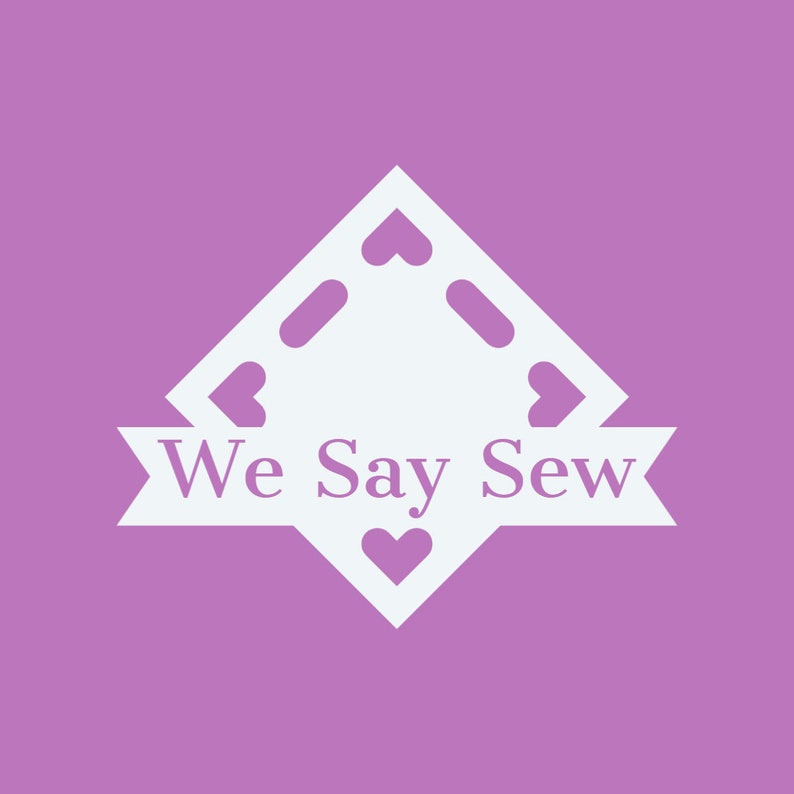 Puede incluir: Logotipo blanco con una forma de coraz&oacute;n estilizada y el texto "We Say Sew" sobre un fondo rosa.