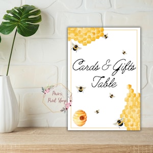 Maman à Bee ! Panneau de table pour cartes et cadeaux Bumble Bee – Design de fête prénatale en nid d'abeille jaune moutarde – Fournitures de fête – Jeux de fête prénatale Royaume-Uni