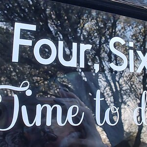 Puede incluir: Pegatina de vinilo blanco en la ventana de un coche con el texto "Two, Four, Six, Eight... Time to disassociate."