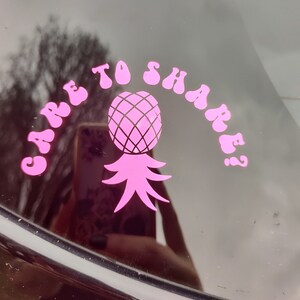 Op de afbeelding: Roze vinyl sticker met de tekst "Care to share?" in een retro lettertype, met een roze ananas afbeelding in het midden.