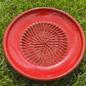 Rallador de ajos de cerámica española, plato rallador de jengibre de cerámica en una variedad de colores y diseños. Rojo
