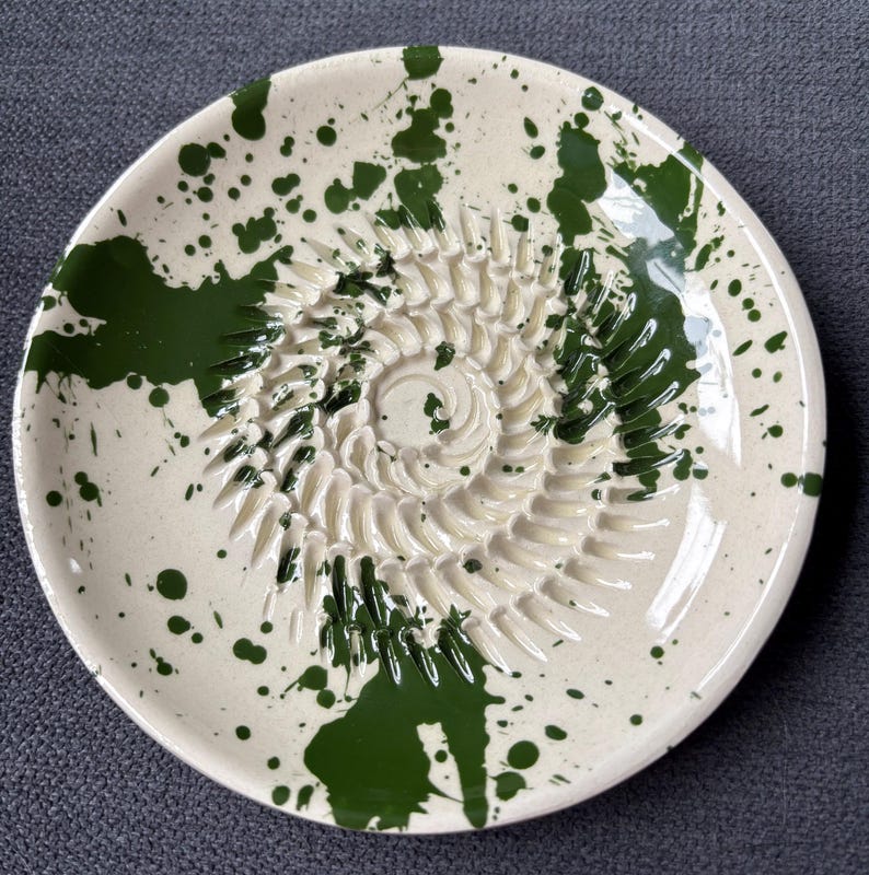 Rallador de ajos de cerámica española, plato rallador de jengibre de cerámica en una variedad de colores y diseños. green splatter