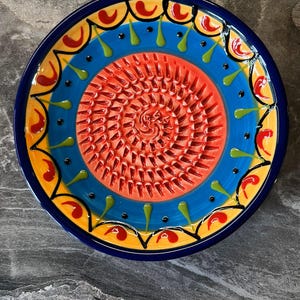 Rallador de ajos de cerámica española, plato rallador de jengibre de cerámica en una variedad de colores y diseños. Red, Blue & Yellow