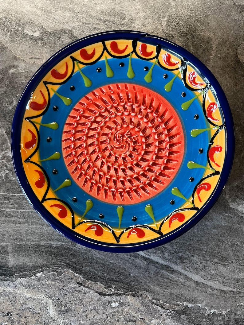 Rallador de ajos de cerámica española, plato rallador de jengibre de cerámica en una variedad de colores y diseños. Red, Blue & Yellow