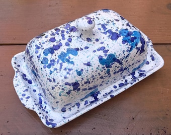 Mantequera de cerámica española hecha a mano / Mantequera con salpicaduras azules y blancas / Mantequera pequeña hecha a mano con tapa
