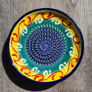 Rallador de ajo, jengibre, nuez moscada y chocolate de cerámica española - plato de cerámica amarilla