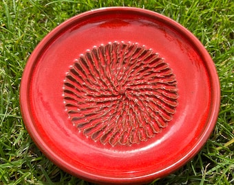 Rallador de ajos estilo español - Plato rallador de cerámica rojo vibrante para ajo, jengibre y chocolate - Decoración rústica de cocina, pequeño regalo