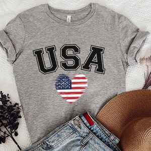 USA ダメージ加工 国旗 シャツ T シャツ、独立記念日シャツ、愛国的なシャツ、USA シャツ、アメリカ シャツ、彼女へのギフト、かわいい USA シャツ