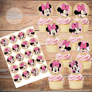 Może przedstawiać: Arkusz topperów do babeczek z Minnie Mouse w różowe kropki i złotymi błyskotkami. Arkusz zawiera 24 okrągłe toppery z różnymi obrazkami Minnie Mouse. Toppery idealnie nadają się na imprezę w stylu Minnie Mouse.