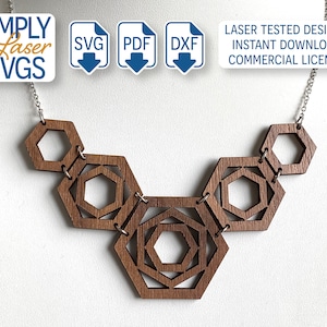 Pode incluir: Um colar geométrico de madeira com uma corrente prateada. O colar apresenta uma série de formas hexagonais interligadas com intrincados desenhos recortados. A imagem inclui o texto "SIMPLY Laser SVGS" e "LASER TESTED DESIGNS INSTANT DOWNLOAD COMMERCIAL LICENSE."