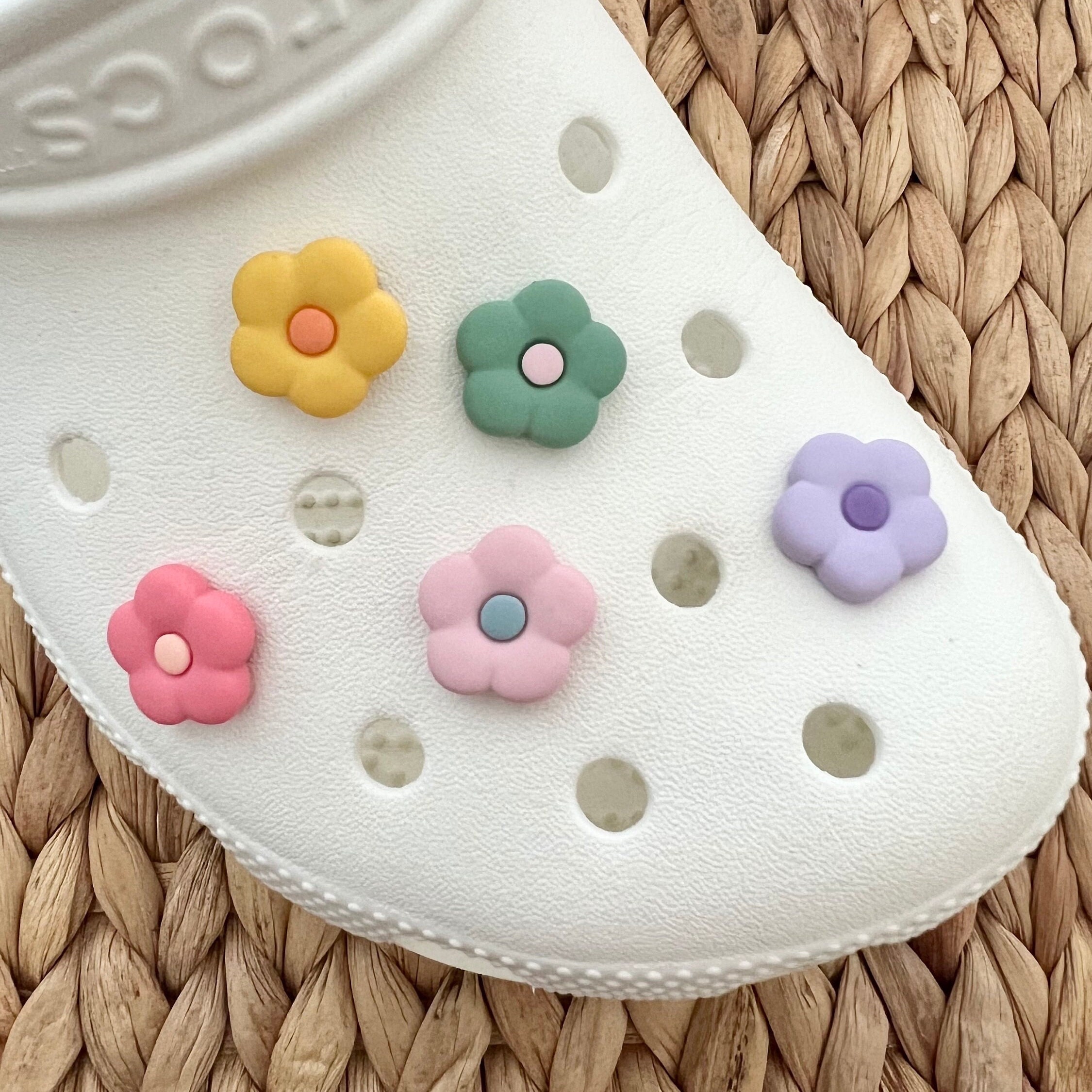 How to adjust bling Croc chains for our Pastel flower set - Cute croc  charms for every day looks. 