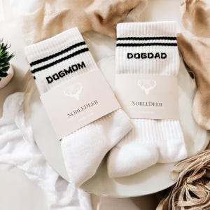 NobleDeer® Premium Socks DOGMOM & DOGDAD | Dog | Gift for dog owners | Embroidered | White tennis socks with motif | Retro tennis socks