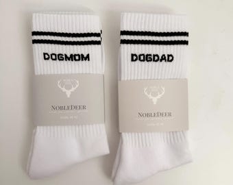 NobleDeer® Premium Sokken DOGMOM & DOGDAD | Hond | Cadeau voor hondenbezitters | geborduurd | witte tennissokken met motief | Retro tennissokken
