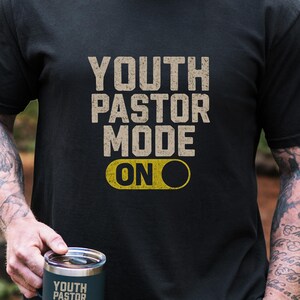 Pastore della gioventù cristiana PNG Tshirt Artigianato basato sulla fede Arte religiosa PNG Ministero della gioventù maschile PNG Cristiano Divertente Leader della gioventù Merchandising della chiesa