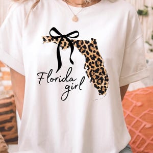 Camiseta de Florida con diseño de lazo coqueto y estampado de leopardo, PNG, para mujer, con sublimación de arte estatal, PNG, para graduación de secundaria, decoración universitaria, regalo