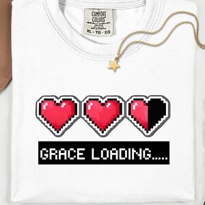 Christian PNG Teen Tshirt Design artisanat religieux Art religieux PNG femmes Tee Grace PNG Gamer chemise Retro Art Gen Z groupe de jeunes imprimable