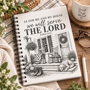 Op de afbeelding: Een spiraalgebonden notitieboek met een zwart-witte schets van een veranda met twee schommelstoelen, een hond en laarzen. De tekst luidt: AS FOR ME AND MY HOUSE we will serve THE LORD Joshua 24:15. De kaft heeft een witte achtergrond.
