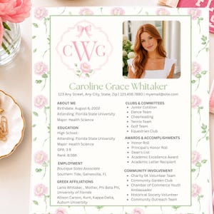 Può includere: Un modello di curriculum con un bordo floreale di fiori rosa e viti verdi. Include un monogramma con un fiocco rosa, una foto di una persona e sezioni per i dettagli personali, l'istruzione, i club e l'impegno comunitario.