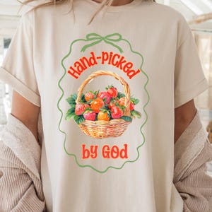 Erdbeere Christian PNG Tshirt Design Glaubens-basiertes Handwerk Religiöse Kunst PNG Frauen T-Shirt Kokette Obst Tshirt Frauen Dienst Shirt Jugendgruppe